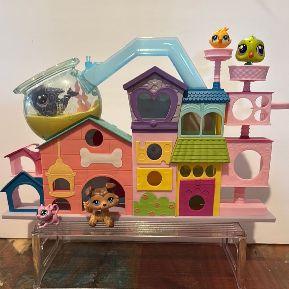 *SOLD* LPS (Littlest Per Shop) Playhouse & Pets